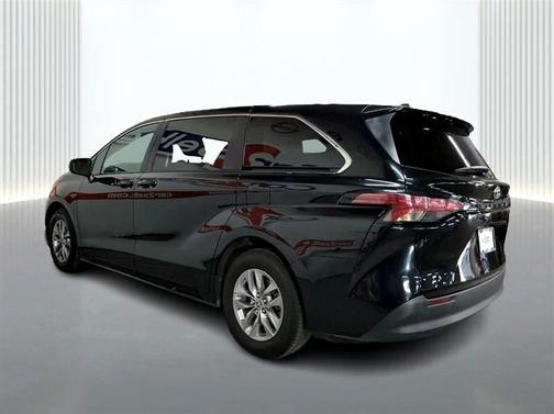 2022 Toyota Sienna LE