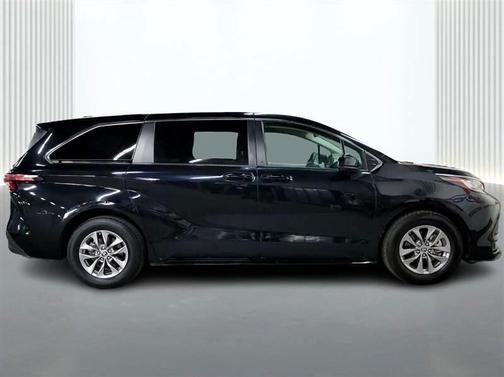 2022 Toyota Sienna LE