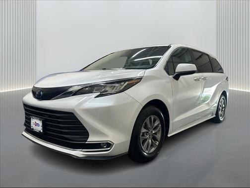 White 2023 Toyota Sienna XLE