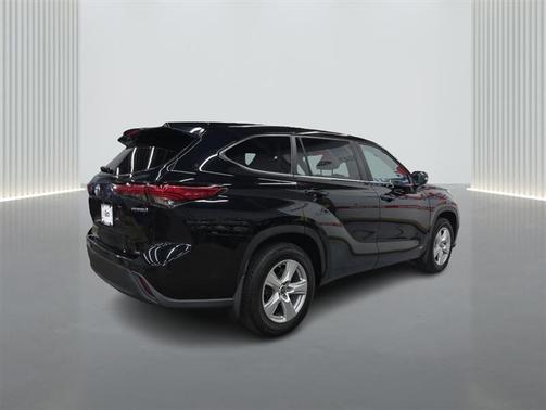 Black 2023 Toyota Highlander Hybrid LE