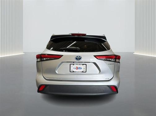 Silver 2023 Toyota Highlander Hybrid XLE