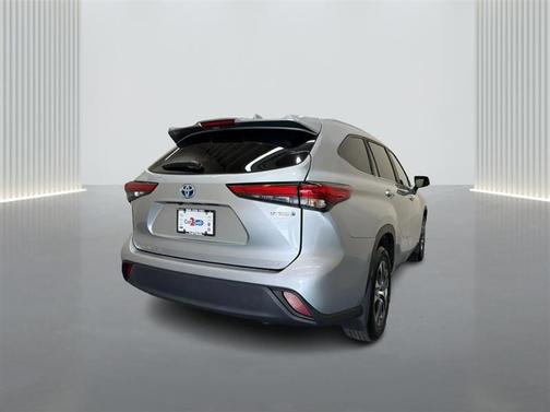 Silver 2023 Toyota Highlander Hybrid XLE
