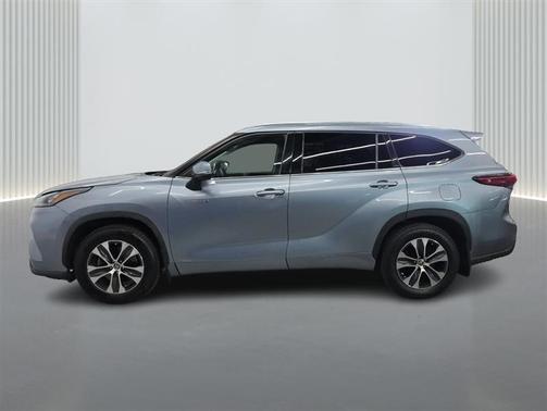 Gray 2020 Toyota Highlander Hybrid XLE