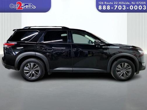 2022 Nissan Pathfinder SV