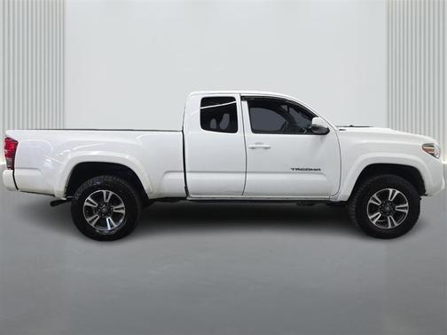 White 2017 Toyota Tacoma SR5