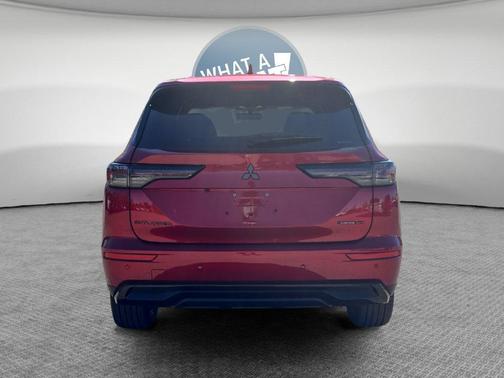 Diamond Red 2026 Mitsubishi Outlander LE