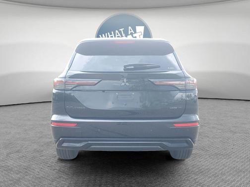 Black Diamond 2026 Mitsubishi Outlander LE