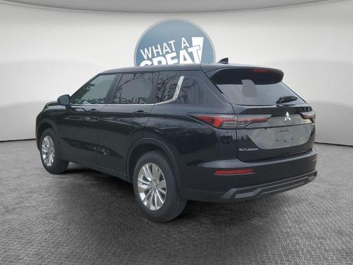 Black 2026 Mitsubishi Outlander ES