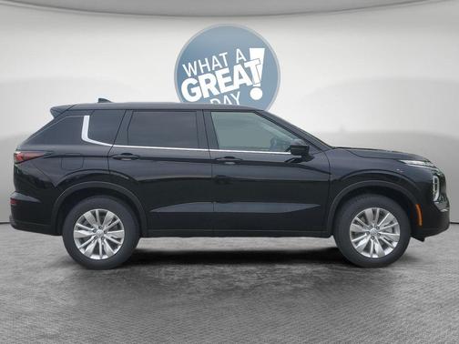Black 2026 Mitsubishi Outlander ES