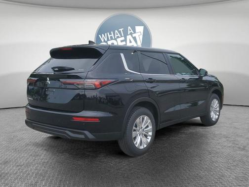 Black 2026 Mitsubishi Outlander ES