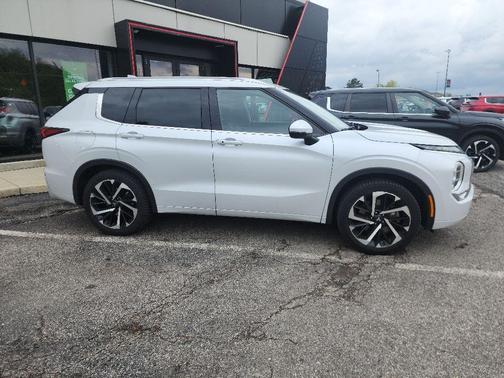 Diamond White 2022 Mitsubishi Outlander SEL