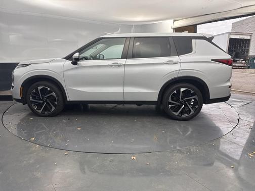 2022 Mitsubishi Outlander ES