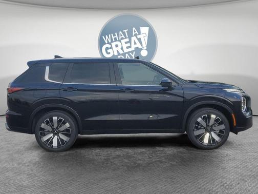 Black 2026 Mitsubishi Outlander SE
