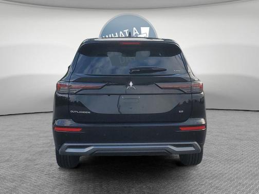Black 2026 Mitsubishi Outlander SE