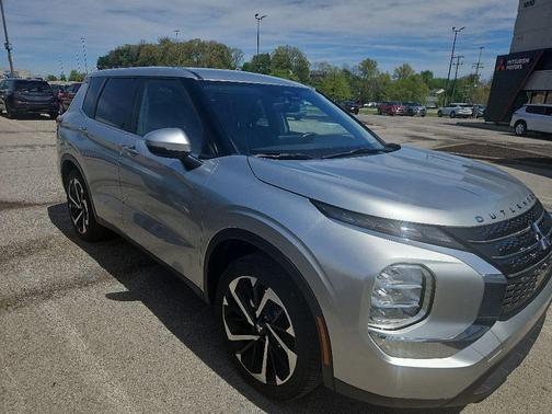 Alloy Silver Metallic 2022 Mitsubishi Outlander ES