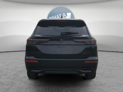 Black Diamond 2026 Mitsubishi Outlander LE