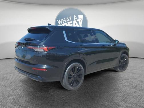Black Diamond 2026 Mitsubishi Outlander LE
