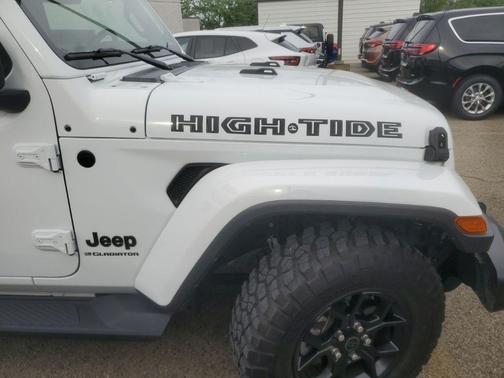 Bright White Clearcoat 2025 Jeep Gladiator Sport