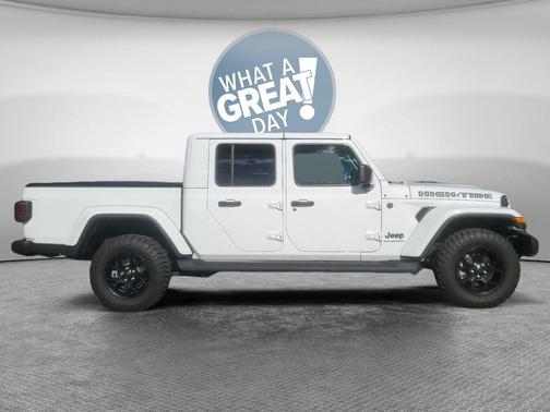 Bright White Clearcoat 2025 Jeep Gladiator Sport