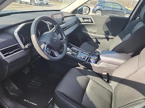 2023 Mitsubishi Outlander ES