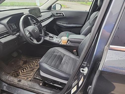 Graphite Gray 2024 Mitsubishi Outlander SE