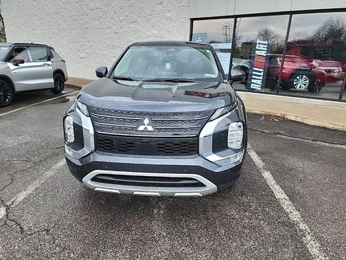 Graphite Gray 2024 Mitsubishi Outlander SE