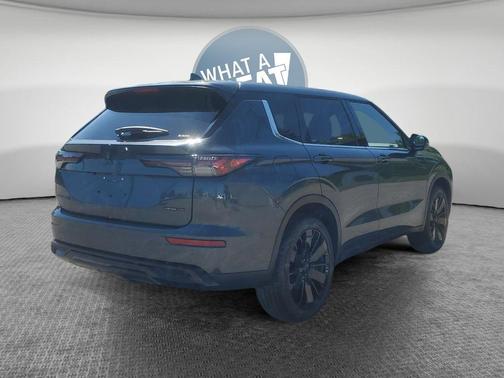 Graphite Gray 2026 Mitsubishi Outlander LE