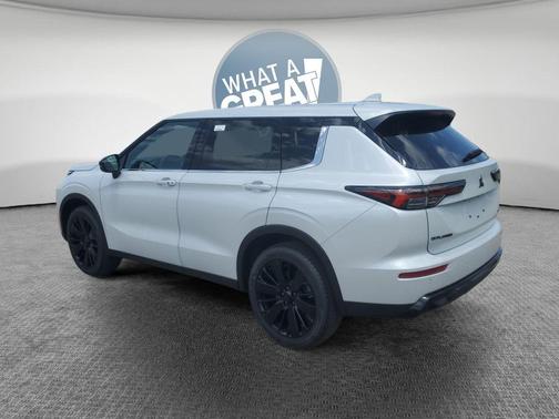 White Diamond 2026 Mitsubishi Outlander LE