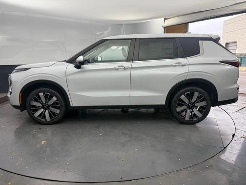 2025 Mitsubishi Outlander ES