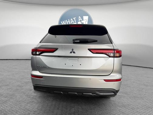 Alloy Silver Metallic 2024 Mitsubishi Outlander ES