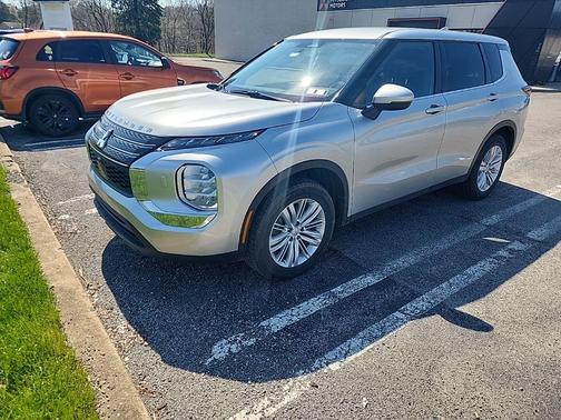 Alloy Silver Metallic 2024 Mitsubishi Outlander ES