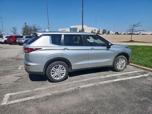 Alloy Silver Metallic 2024 Mitsubishi Outlander ES