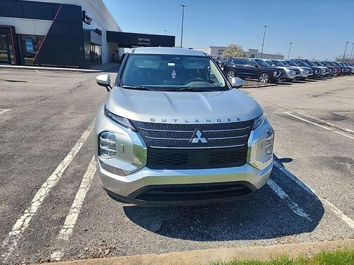 Alloy Silver Metallic 2024 Mitsubishi Outlander ES