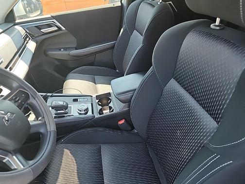 Alloy Silver Metallic 2024 Mitsubishi Outlander ES