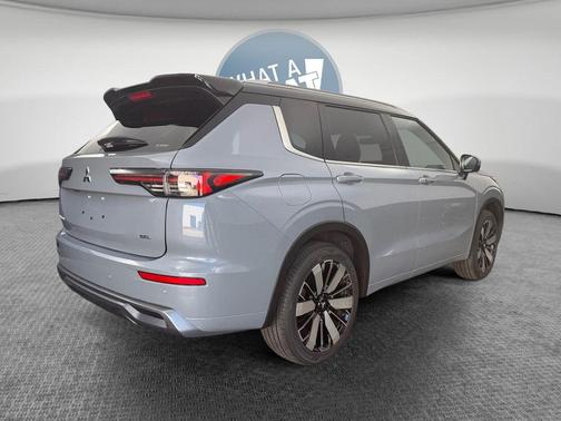Moonstone Gray Metallic 2026 Mitsubishi Outlander SEL