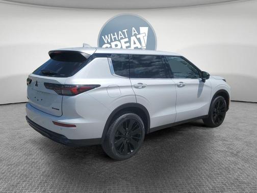 White Diamond 2026 Mitsubishi Outlander LE