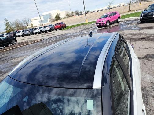 Aspen White / Super Black 2023 Nissan Kicks SV