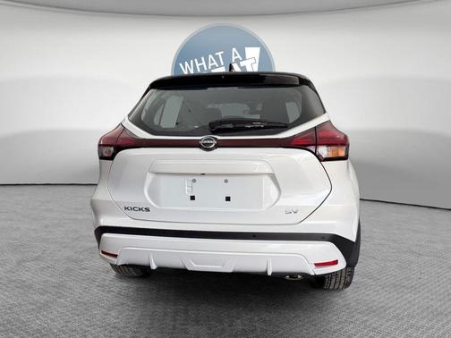 Aspen White / Super Black 2023 Nissan Kicks SV