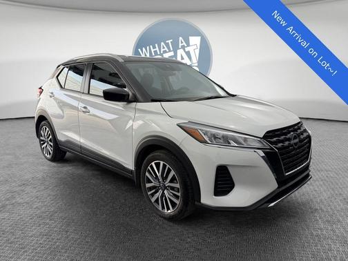 Aspen White / Super Black 2023 Nissan Kicks SV