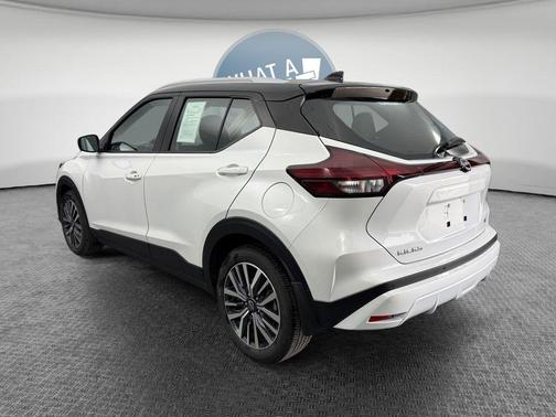 Aspen White / Super Black 2023 Nissan Kicks SV