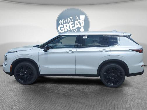 White Diamond 2026 Mitsubishi Outlander LE