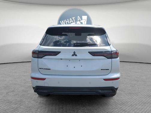 White Diamond 2026 Mitsubishi Outlander LE