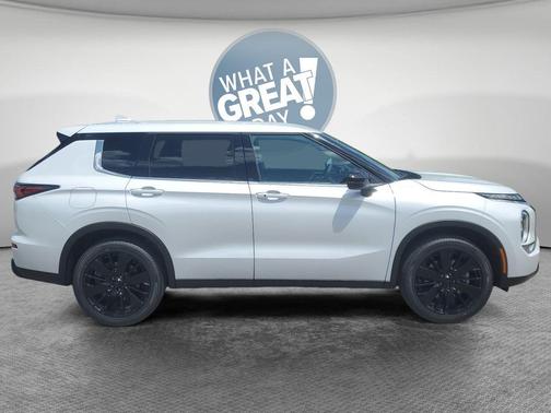 White Diamond 2026 Mitsubishi Outlander LE