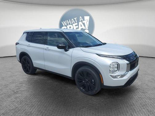 White Diamond 2026 Mitsubishi Outlander LE