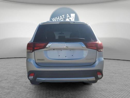 Cool Silver Metallic 2017 Mitsubishi Outlander ES