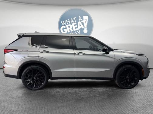 Alloy Silver Metallic 2022 Mitsubishi Outlander Black Edition