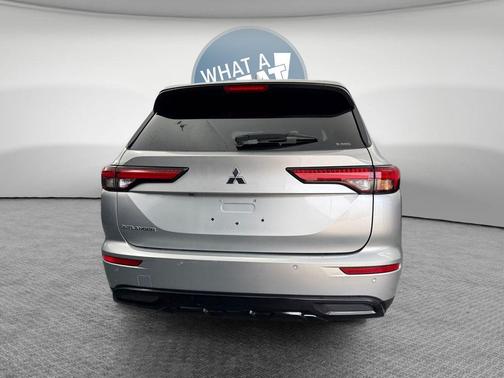 Alloy Silver Metallic 2022 Mitsubishi Outlander Black Edition