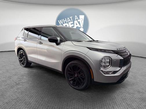 Alloy Silver Metallic 2022 Mitsubishi Outlander Black Edition