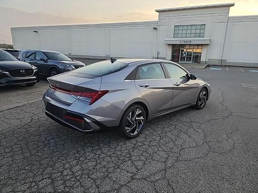 Metal 2025 Hyundai ELANTRA Limited