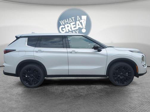 White Diamond 2026 Mitsubishi Outlander LE